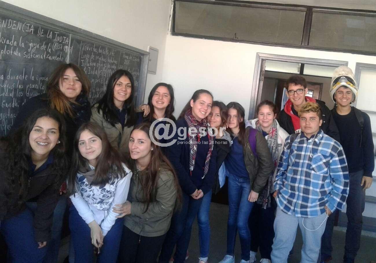 Se trata de liceales que sensibilizados por una historia como debe haber muchas, decidieron ayudar a que los niños pudieran sonreir en su día
